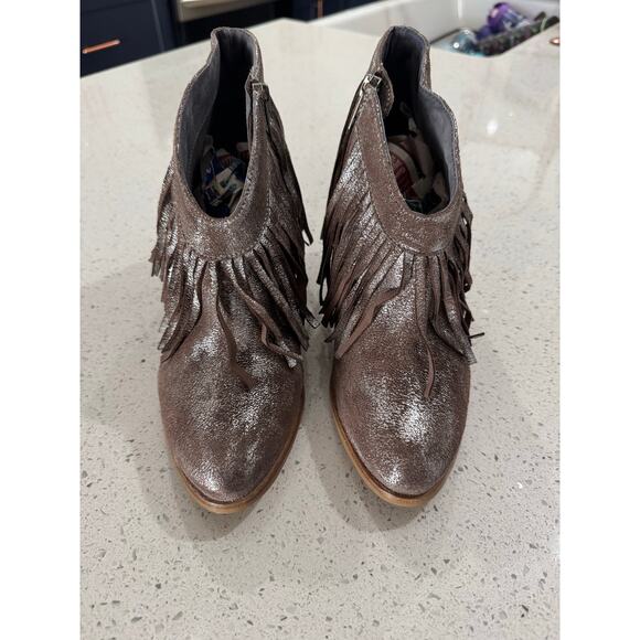 Ariat Unbridled Silver Metallic Fringe Booties Woman’s Size 8.5 - Picture 2 of 9